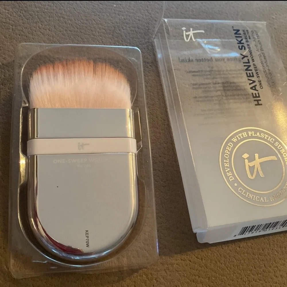 It cosmetics Heavenly Skin One-Sweep Wonder Brush #705